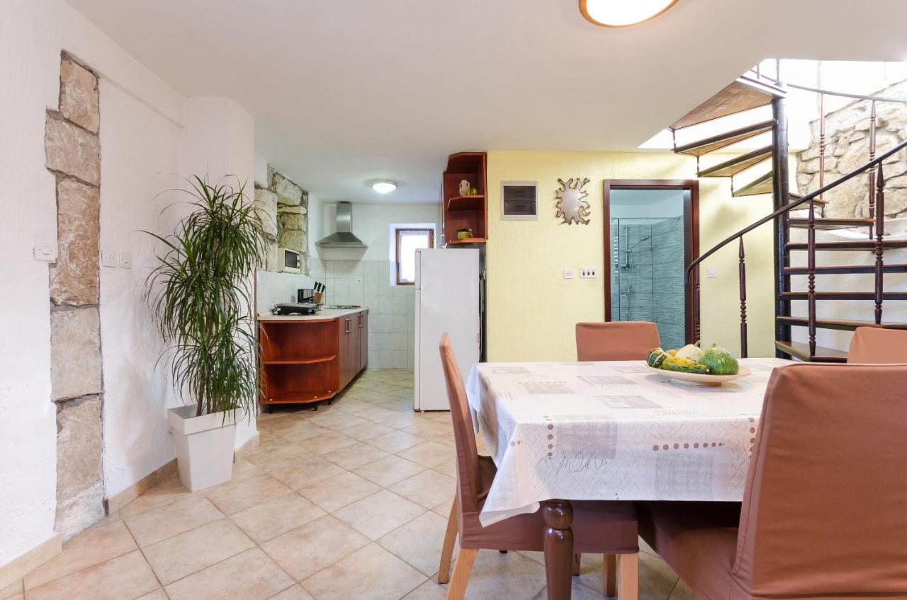 Josip Apartment *